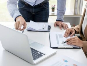 אנשי עסקים חותמים על טפסי הלוואה